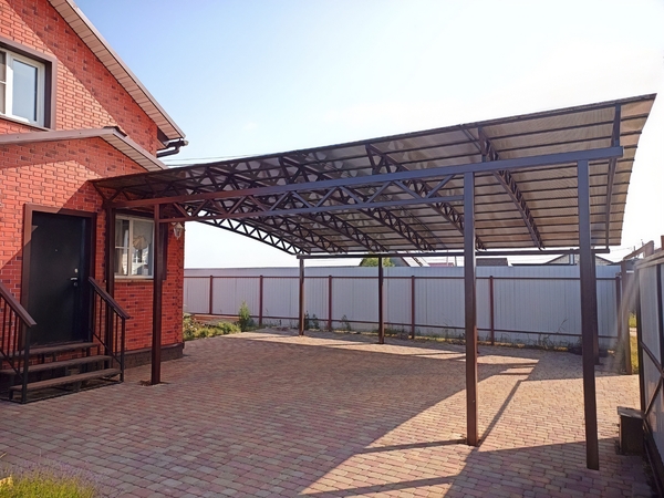 Автонавес для двора частного дома, кровля поликарбонат